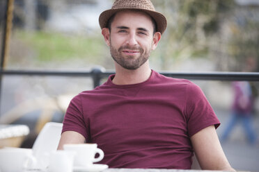 Porträt eines entspannten Mannes in einer Kaffeepause - ZEF000325