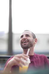 Porträt eines lachenden Mannes, der eine Pause mit einem Softdrink einlegt - ZEF000330