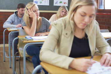 Gelangweilte Studentin im Klassenzimmer - ZEF000747