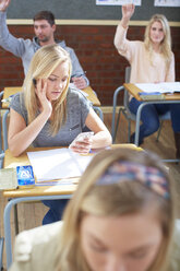 Schülerin im Klassenzimmer durch Mobiltelefon abgelenkt - ZEF000748