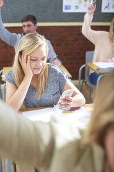 Schülerin im Klassenzimmer durch Mobiltelefon abgelenkt - ZEF000749