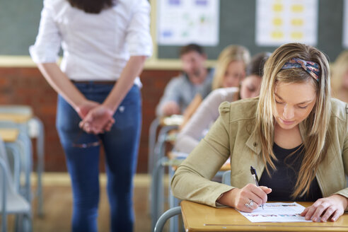 Schüler im Klassenzimmer bei einer Prüfung - ZEF000670