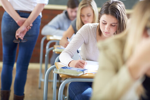 Schüler im Klassenzimmer bei einer Prüfung - ZEF000671