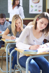 Schüler im Klassenzimmer bei einer Prüfung - ZEF000819