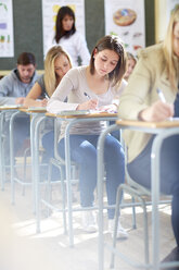 Schüler im Klassenzimmer bei einer Prüfung - ZEF000672