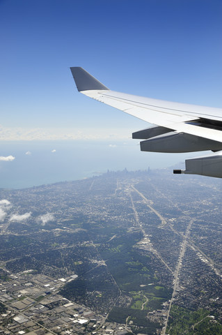 USA, Illinois, Chicago, Flugzeug im Anflug auf Flughafen, lizenzfreies Stockfoto