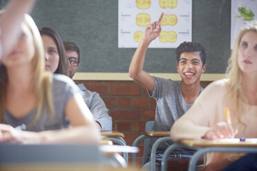 Schüler im Klassenzimmer hebt seine Hand - ZEF000820