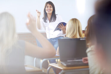 Lehrerin hält Unterricht im Klassenzimmer - ZEF000635