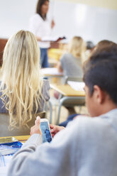 Schüler benutzt Mobiltelefon im Klassenzimmer - ZEF000689