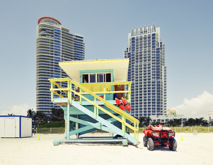 USA, Florida, Miami Beach, Rettungsschwimmerhäuschen und Wolkenkratzer - BR000649