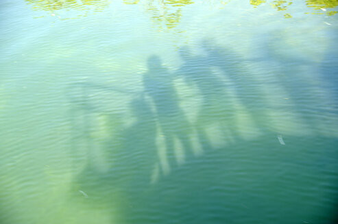 USA, Florida, Florida Keys, Silhouette von Menschen auf einem Schiff - BRF000652