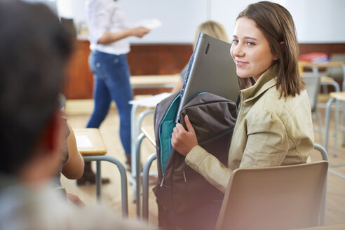 Schüler packt Laptop im Klassenzimmer in den Rucksack - ZEF000645