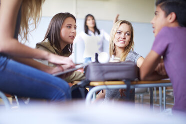 Frustrierter Lehrer und sprechende Schüler im Klassenzimmer - ZEF000663