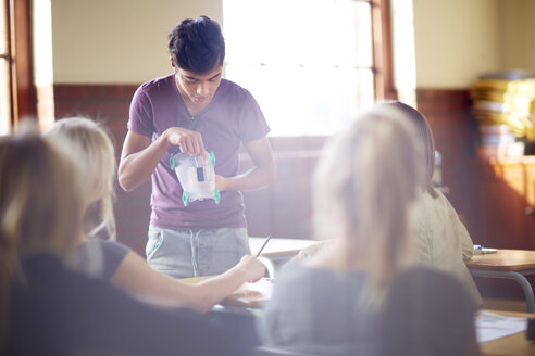 Student hält eine Präsentation im Klassenzimmer - ZEF000710