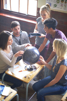 Schüler im Klassenzimmer mit Globus - ZEF000725