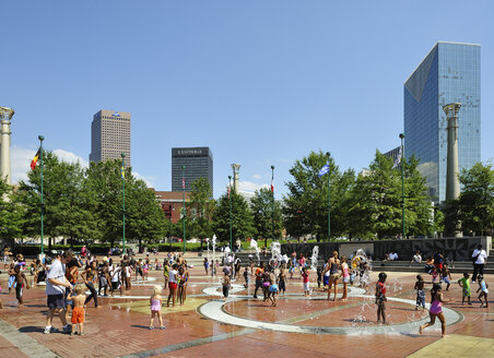 USA, Georgia, Atlanta, Kinder im Brunnen der Ringe auf dem Centennial Plaza - BRF000671