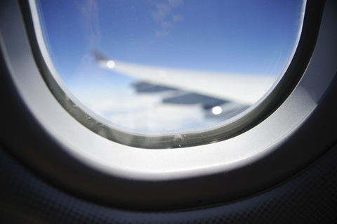 Blick aus dem Flugzeugfenster, lizenzfreies Stockfoto