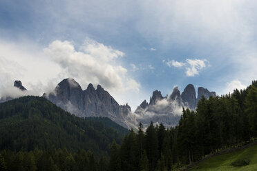 Italien, Trentino-Südtirol, Villnöss, Blick auf die Geislergruppe - MKFF000122