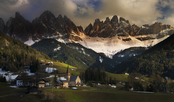 Italien, Trentino-Südtirol, Villnöss, Blick auf St. Magdalena vor der Geislergruppe - MKFF000124