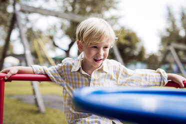 Porträt eines kleinen Jungen, der auf einem Spielplatz etwas beobachtet - DAWF000116