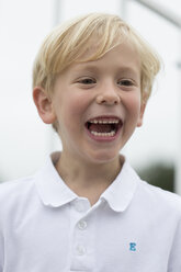 Porträt eines lachenden kleinen Jungen - DAWF000120