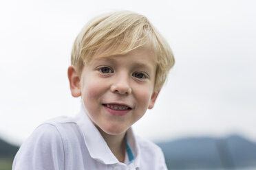 Porträt eines lächelnden kleinen Jungen - DAWF000121