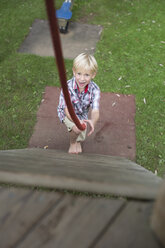 Porträt eines kleinen Jungen, der sich auf einem Spielplatz vergnügt - DAWF000133