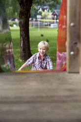 Porträt eines kleinen Jungen, der sich auf einem Spielplatz vergnügt - DAWF000134