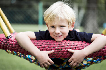 Porträt eines lächelnden kleinen Jungen auf einem Spielplatz - DAWF000137