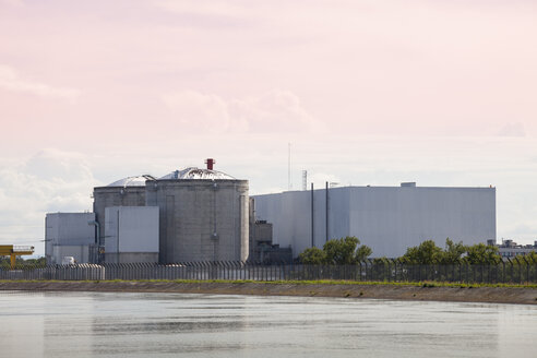 Frankreich, Elsass, Blick auf das Kernkraftwerk am Rhein - WI000972