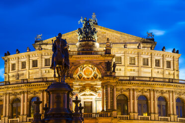 Deutschland, Sachsen, Dresden, Theaterplatz, Semperoper, Sächsische Staatsoper und Johann-von-Sachsen-Denkmal am Abend - WGF000433