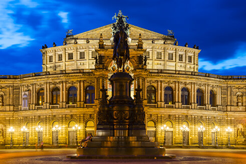 Deutschland, Sachsen, Dresden, Theaterplatz, Semperoper, Sächsische Staatsoper und Johann-von-Sachsen-Denkmal am Abend - WG000435