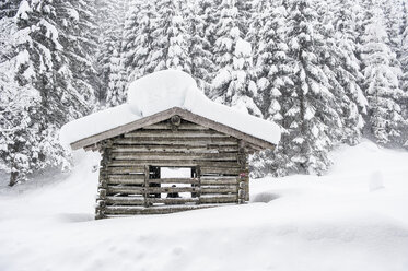 Österreich, Salzburger Land, Altenmarkt-Zauchensee, Scheune im Schnee - HHF004911