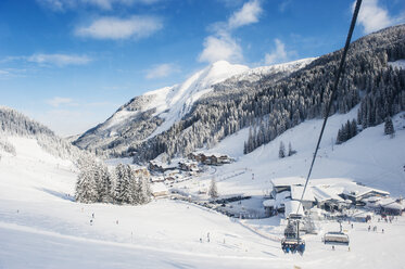 Austria, Salzburg State, Altenmarkt-Zauchensee, chair lift in alpine landscape - HHF004913