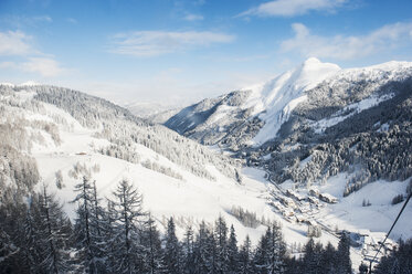 Österreich, Bundesland Salzburg, Altenmarkt-Zauchensee, Alpenlandschaft im Schnee - HHF004914