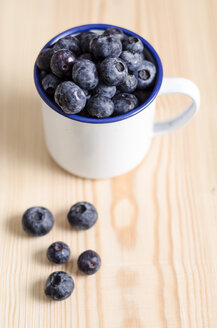 Becher mit Heidelbeeren auf Holz - ODF000814