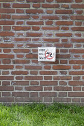 Germany, North Rhine-Westphalia, Aachen, No dog poop sign on wall - HLF000733