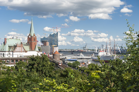 Deutschland, Hamburg, Blick auf U-Bahn, Kirche, Elbphilharmonie und Hafen mit Schiff im Hintergrund, lizenzfreies Stockfoto