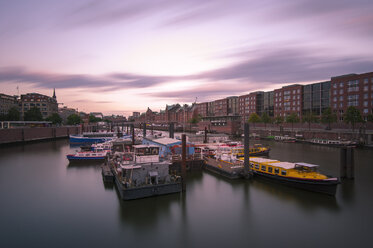 Deutschland, Hamburg, Innenhafen am Abend, Langzeitbelichtung - RJF000263