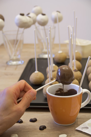 Frau bereitet Cake Pops vor, lizenzfreies Stockfoto