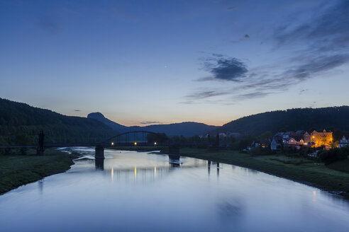 Deutschland, Sachsen, Sächsische Schweiz, Bad Schandau, Fluss Elbe, Brücke, Blaue Stunde - PAF000896