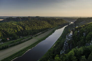 Deutschland, Sachsen, Sächsische Schweiz, Blick von der Bastei, Fluss Elbe - PAF000895