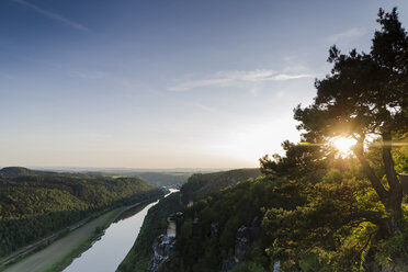 Deutschland, Sachsen, Sächsische Schweiz, Blick von der Bastei, Fluss Elbe - PAF000893