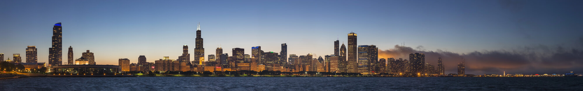 USA, Illinois, Chicago, Skyline mit Michigansee in der Abenddämmerung - FO006873