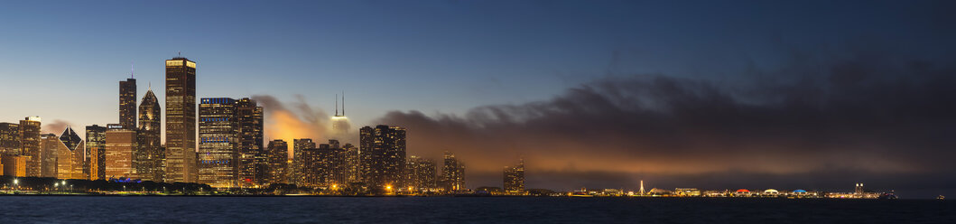 USA, Illinois, Chicago, Skyline mit Michigansee in der Abenddämmerung - FOF006874