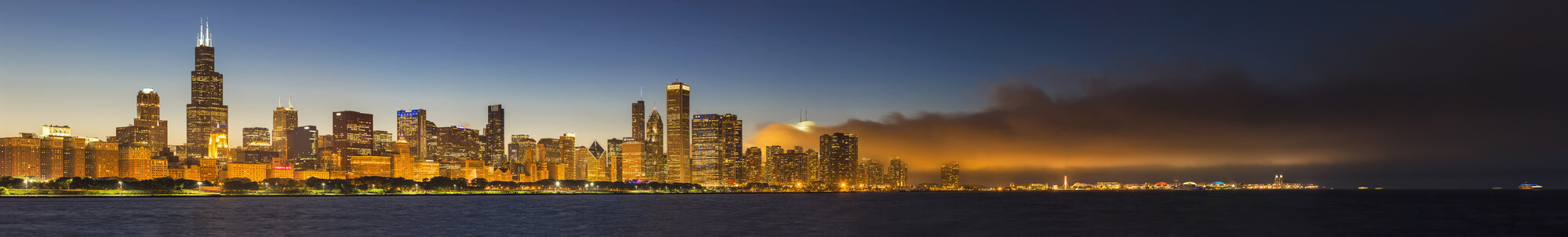 USA, Illinois, Chicago, Skyline mit Michigansee in der Abenddämmerung - FOF006875