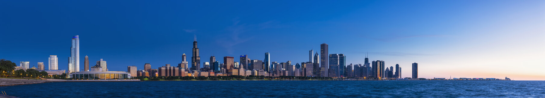 USA, Illinois, Chicago, Skyline mit Michigansee in der Morgendämmerung - FO006876