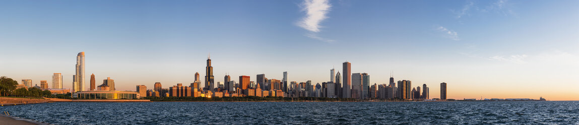 USA, Illinois, Chicago, Skyline mit Michigansee in der Morgendämmerung - FO006877