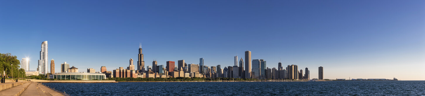 USA, Illinois, Chicago, Skyline mit Michigansee in der Morgendämmerung - FO006878