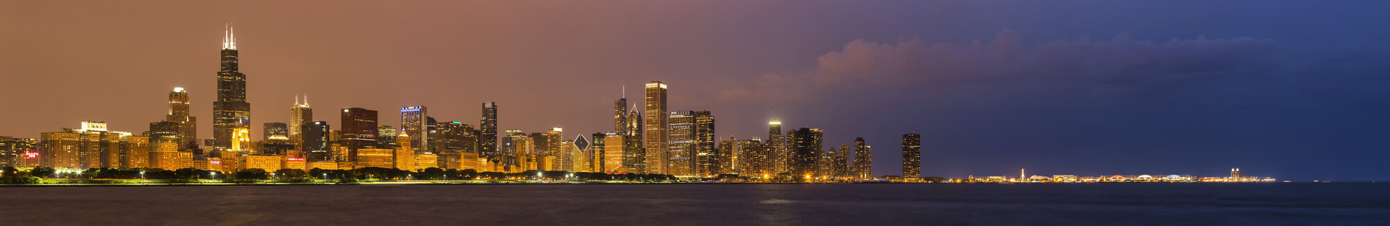 USA, Illinois, Chicago, Skyline mit Michigansee in der Abenddämmerung - FOF006882